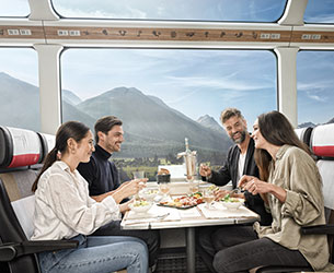 Glacier Express in der Schweiz mit schöner Aussicht auf Berge