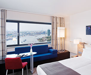 Hotelzimmer in Amsterdam mit Aussicht auf die Stadt.