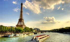 Paris Eiffelturm und Seine mit Boot