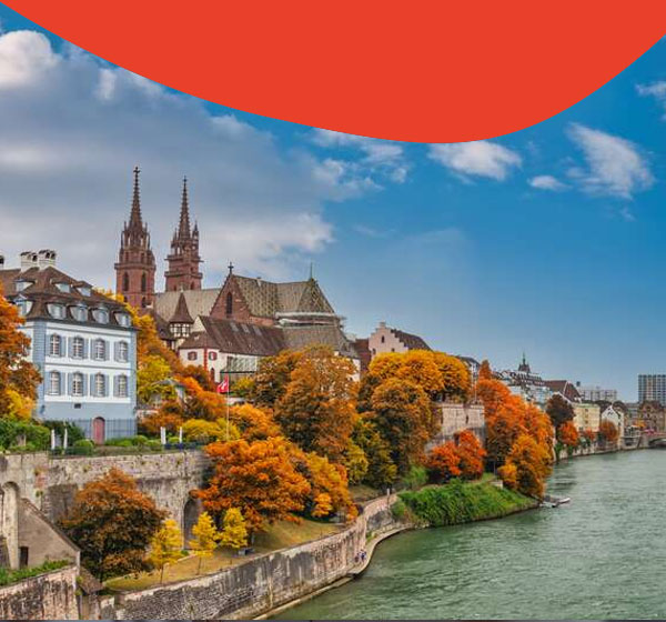 Herbstliche Aussicht in Basel am Fluss