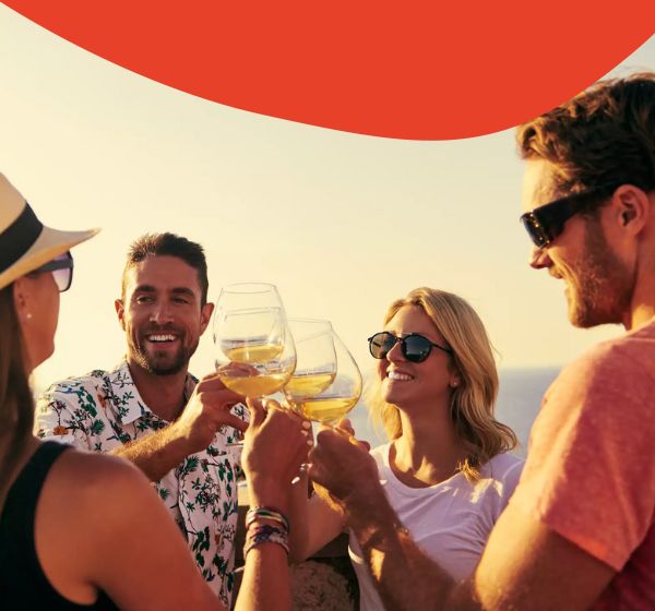 Vier Freunde stoßen mit Wein an