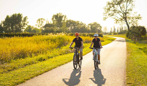 Seniorenpaar am Radfahren