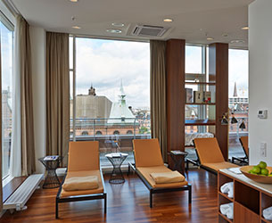 Spa Bereich des Hotels Ameron in Hamburg in der Speicherstadt mit großen Fenstern für eine schöne Aussicht.