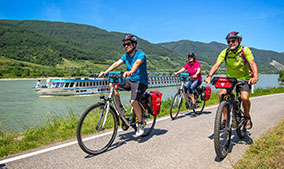 Fahrradfahrer einer Donau Schiffskreuzfahrt