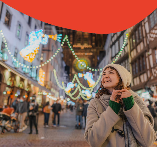 Frau auf Weihnachtsmarkt