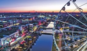 Nachtansicht von Oben auf das Centr-O und Riesenrad
