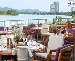 Restaurant auf einer Terrasse mit Aussicht auf Gewässer