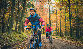 Paar auf einer Radtour durch den Wald