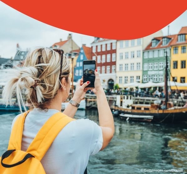 Frau in Kopenhagen macht Fotos mit dem Handy