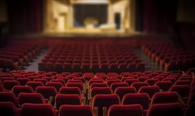 Musical Bühne mit rotem Vorhang